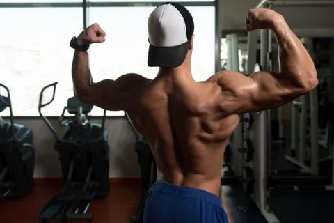 Bodybuilder Flexing Muscles Foto stock