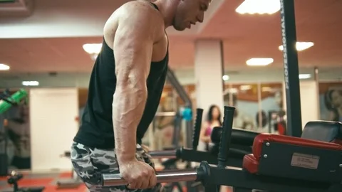 Bodybuilder in gym doing upright dip Video stock 90308545