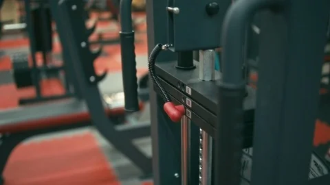 Bodybuilder in gym machine Video stock 90308445