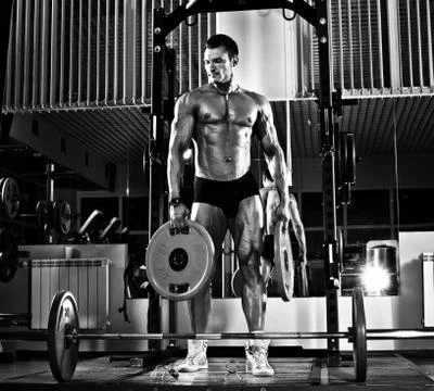 Bodybuilder in gym Stock-Fotos