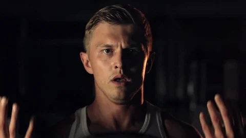 Bodybuilder lifting up barbell 스톡 동영상 77877812