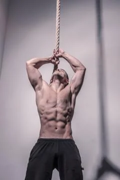 Bodybuilder, posing holding rope Foto stock
