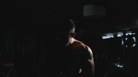 The bodybuilder is preparing for the competition, training Vidéo 93376533