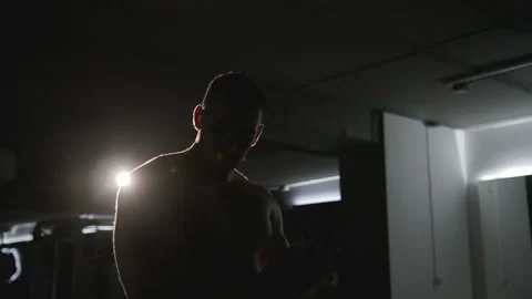 The bodybuilder is preparing for the competition, training Видео 93376611