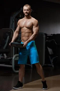 Bodybuilder preparing for weightlifting Foto stock