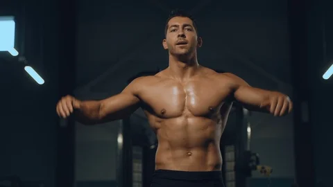 Bodybuilder pumping up muscles workout fitness and bodybuilding Video stock 120931353