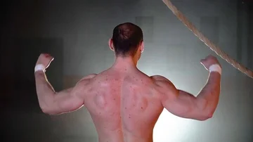 Bodybuilder shows back muscles Stock Footage 86082660
