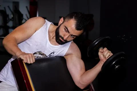 Bodybuilder training in the gym Stockfoto's