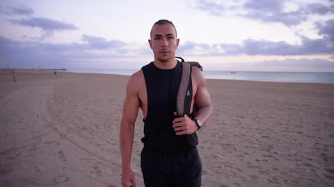 Bodybuilder Walks Toward Camera on Beach at Sunrise 库存影片 348901891