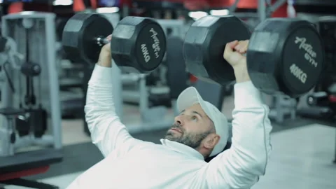 Bodybuilder Workout With Dumbbells Stockbeeldmateriaal 143845966