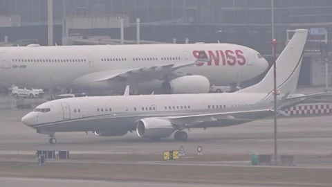 Boeing 737 700 bbj passes parked swiss international air lines airbus a330 300 Vidéo 328124255