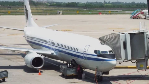 Boeing 737-800 Plane is Being Prepared For Takeoff 스톡 동영상 112069715