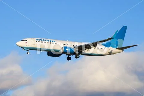 Boeing 737-800 (VQ-BTD) of the Victory airline on glide path Stock Photos