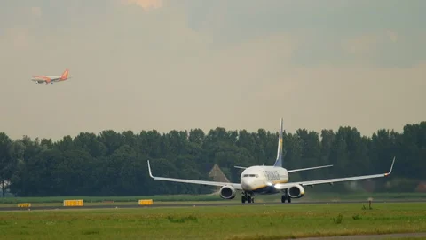 Boeing 737 accelerate before departure Stock Footage 93667990