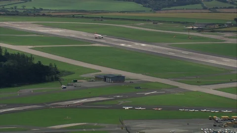 BOEING 737 EASY JET TAKEOFF NEWQUAY AIRPORT - wide to tight Video stock 125333337