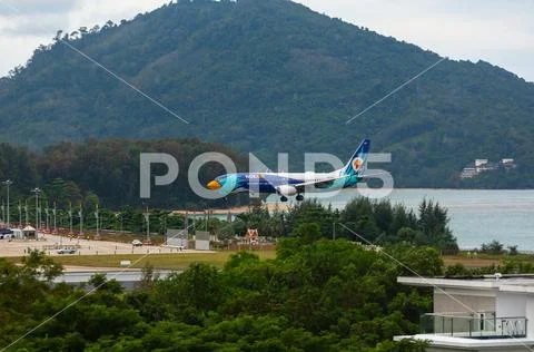 Boeing 737 Nok Air landing from the sea Stock Photos