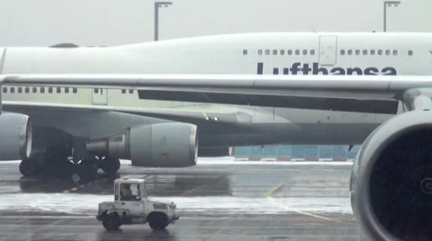 Boeing 747- 400 and electric trolley in Frankfurt airport 库存影片 37835341