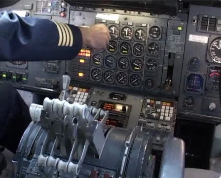 Boeing 747 pilot in Cockpit NTSC 動画素材 24687938