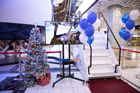 A Boeing 747 training simulator for pilots in a shopping mall. The cabin of the Foto stock