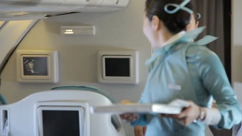 Boeing 747 upstairs first class cabin stewardesses serve food 库存影片 100593670
