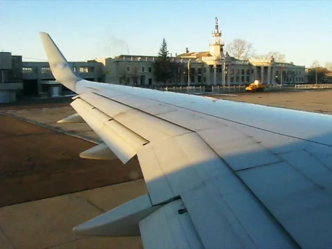 Boeing-757 wing view during taxiing Видео 869636