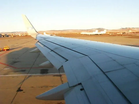 Boeing-757 wing view during taxiing 動画素材 869645