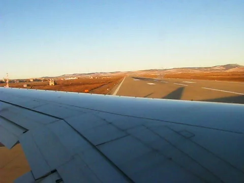 Boeing-757 wing view during taxiing 動画素材 869772