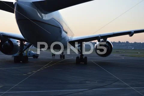 Boeing 777-200 at Portland Airport Stock Photos