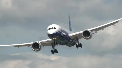 Boeing 787-9 Close-up Descent and Flypast Vídeo Stock 40199075