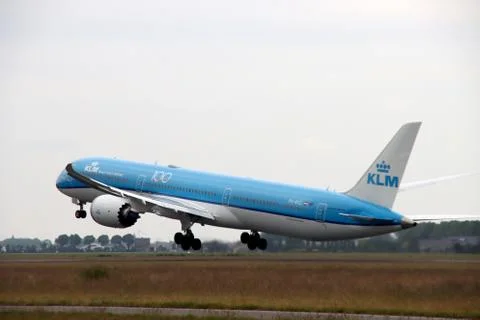 Boeing 787 dreamliner signcode PH-BKG of KLM is taking off the Polderbaan str Foto stock