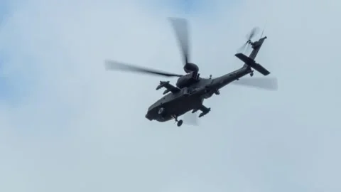 Boeing Apache AH-64E helicopter banking in low level flight Vidéo 246856141