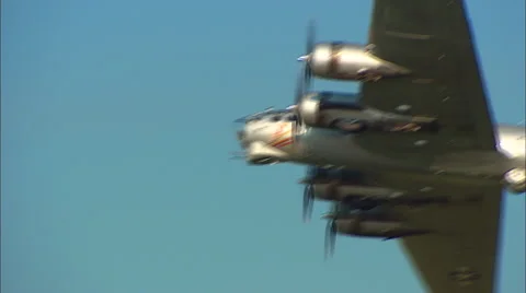 Boeing B-17 Fly By Vídeos de archivo 45152590