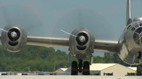 Boeing B-29 Bomber Run Up Pan R to L 動画素材 45143596