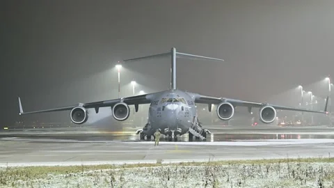 Boeing c-17 globemaster prepairing to start at the airport of linz Stock-Footage 168245824