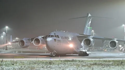 Boeing c-17 globemaster prepairing to start at the airport of linz Stock-Footage 168245832