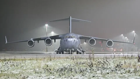 Boeing c-17 globemaster prepairing to start at the airport of linz Stock-Footage 168245835