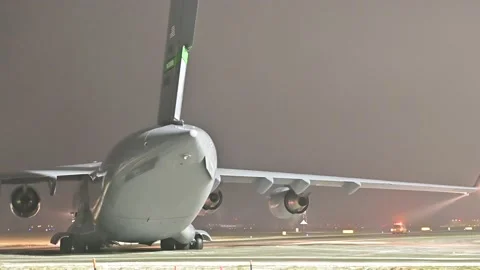 Boeing c-17 globemaster prepairing to start at the airport of linz Stock-Footage 168245941