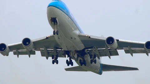 Boeing KLM flying overhead Video stock 104619513
