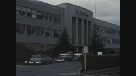 BOEING, is printed on top of Boeing Administration building over entrance - 1957 Vídeos de archivo 100572075