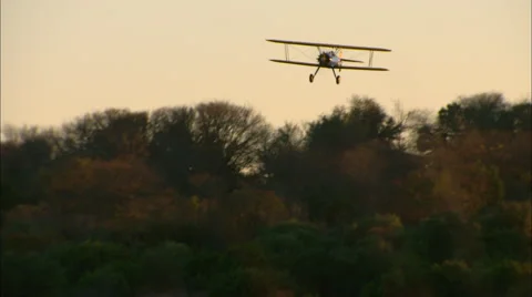 Boeing PT 17 Stearman Sunset Landing 動画素材 45604691