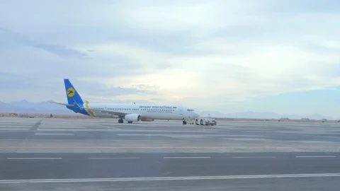 The Boeing is Unfolding on the Peron Stock Footage 128983643