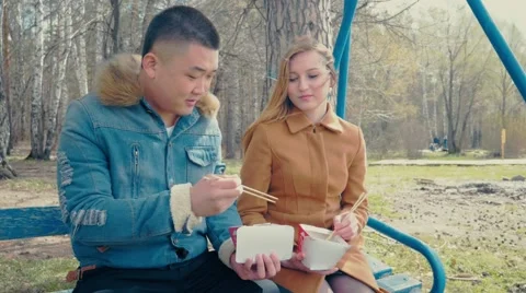 Bofriend Teaching Girlfriend How to Eat with Sticks 스톡 동영상 66421793