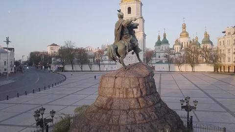 Bogdan Khmelnitsky monument on Saint Sophia Cathedral Sunrise Kyiv Ukraine. Stock Footage 128383260