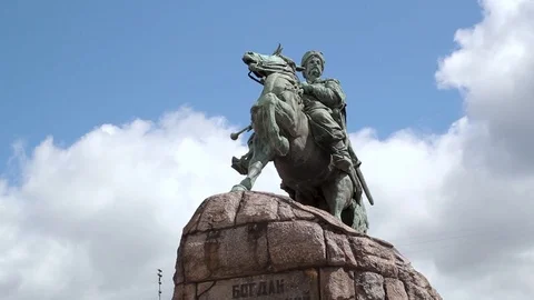 The Bohdan Khmelnytsky Monument on the sky background (time lapse) Video stock 123485930