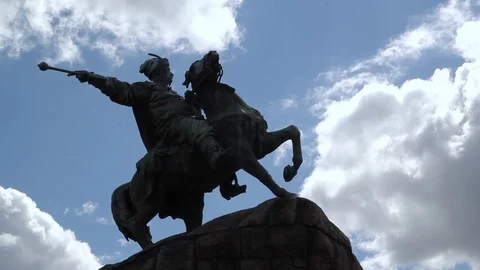 The Bohdan Khmelnytsky Monument on the sky background. Silhouette (time lapse) Stock Footage 123485931