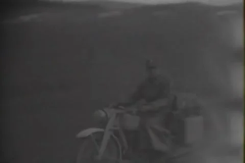 BOHEMIA, CZECHOSLOVAKIA - 1945: Dispatch rider - Sidecar motorcycle waits in fog Vídeo Stock 344901087