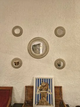 Bohemian interior wall decor with round rattan mirrors and textured wall Stock-Fotos