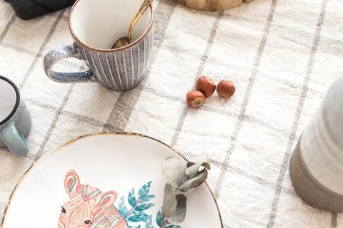 Boho interior design details featuring decorative plates, textured cups, and Foto stock