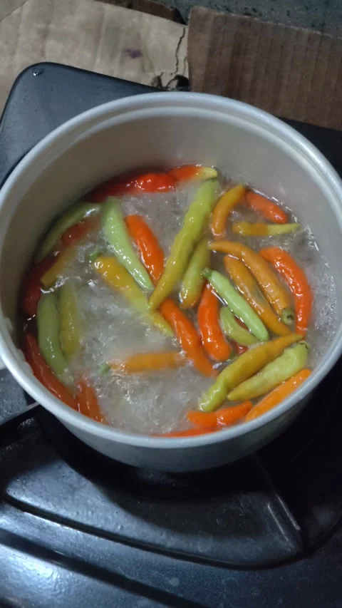 Boil cayenne peppers Stock Footage 290520184