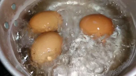 Boil chicken eggs in a pan with boiling water Видео 301419944